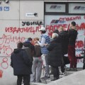 Neverovatan potez gospođe iz Novog Sada: Pogledajte šta je uradila sa svoje terase dok su ispod bili SNS aktivisti
