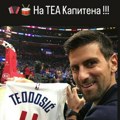 Nole ispratio Tea uz harmoniku