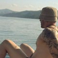 Bivši Džehvin dečko je postao "zver", skinuo se i prošetao: Nino "nabijen" u mišićima, a telo mu je išarano