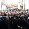 Unuk Halida Bešlića grca u suzama: Dečak neutešan ispred džamije: Otac Dino ga teši i ljubi u glavu