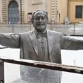 Удовица Паваротија осудила постављање клизалишта око његове статуе у Пезару