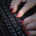 Ženski svet poludeo za specijalnom tastaturom: Čak i dugi nokti ostaju netaknuti