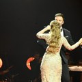 Romantičan ples Ivana Bosiljčića i Jelene Tomašević na koncertu. Pevačica blista u ekstravagantnoj haljini sa šljokicama, a…