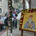 Crna Gora: Hiljade vernika u molitvenom sabranju pod Ostrogom
