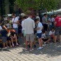 Imam, imam, imam... NEMAM! Fudbalska groznica blokirala centar - Menjaju se sličice, godine nisu važne! (FOTO)