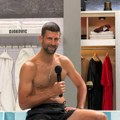 Novak Đoković u nikad viđenom izdanju: Bez majice seo u bazen za intervju, a preko puta legendarni glumac