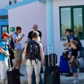 Evakuisano više od 8.000 ljudi, tri vatrogasca izgubila život u stihiji