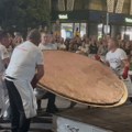 Oboren rekord na leskovačkoj „Roštiljijadi“– napravljena pljeskavica od 90,5 kilograma