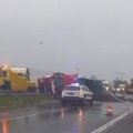 Teška saobraćajka kod Jagodine Prevrnuo se šleper pun uglja na auto-putu, u toku izvlačenje vozila (video)