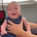 Bizaran trend zaludeo roditelje! Bacaju ovu namirnicu na bebu, a kada vidite njenu reakciju zabezeknućete se! (video)