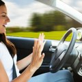 Ne zanemarujte ovo upozorenje na kontrolnoj tabli automobila: Dve žene su imale mnogo sreće