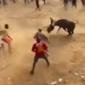 Zver gazi sve što vidi Razjareni bik uleteo u publiku i ubio 2 čoveka (video)