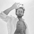 Aron Tejlor-Džonson je seks simbol lagodnog mediteranskog glamura u ovoj Armani kampanji