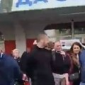 Napeto u Novom Sadu: Prepucavanje opozicije i pristalica SNS ispred stranačkih prostorija i na Limanskoj pijaci, letela i jaja…