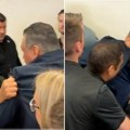 "Ja sam senator, imam pitanje, dalje ruke": Pokušao da postavi pitanje sekretarki, a onda su ga bacili na pod (Video)
