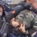 Jednom rukom drži demonstranta, drugom ga batinja! Francuska policija nemilosrdna prema blokaderima, praksa demokratske države…