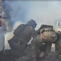 Uhvatili ga za 5 sekundi nakon napada na policiju Gledajte kako američki federalni agenti hapse blokadera u Čikagu (video)