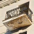 Jeziv snimak iz Grčke: Balkon pao na trotoar, umalo ubio ženu VIDEO