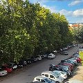 Nagnute grane „prete“ vozilima i prolaznicima na parkingu u Nišu