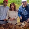 Estradni par slavi Uskrs na selu: Ovo je njihov sin Ivan koji je završio Pravni fakultet, sa tatom peče prase