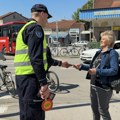 Pojačana kontrola pešaka i vozača dvotočkaša: Saobraćajna policija deli promotivne flajere u blizini škola