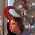 (Video) Veliko slavlje u domu Željka Mitrovića: Stigla torta u obliku srca, svuda baloni, Milica ga grli: "Ti si moja snaga…