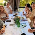 Zlata Petrović sa najmilijima za stolom: Svi se okupili posebnim povodom, tu su i Miki Dudić i Ena Čolić