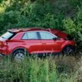Jeziv prizor ispod nadvožnjaka! Pronađeno telo u havarisanom automobilu u travi pored puta kod Inđije (foto)