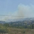 Požar pored Dubočana: Izgorela stara farma ovaca, i jedan objekat u selu, vatrogasci na terenu