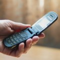 Mislite da ne možete bez pametnog telefona? Devojka tvrdi da joj je stari telefon na preklop poboljšao život