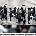 Neviđeni skandal u Sevojnu: Blokader napao ženu u redu za glasanje (VIDEO)