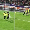 Srbin upao na teren sa transparentom, a protivnik otišao! Zbog ovoga je prekinut meč reprezentacije u Beču! (video)