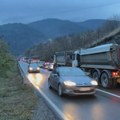 "Zbog ovakvih ljudi ginu": Pukom srećom izbegnuta tragedija u Užicu: Kamiondžija na neosvetljenom putu pretiče auto u…