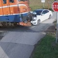 (Video, foto): Za dlaku izbegnuta tragedija: Objavljen stravičan snimak udara voza u skupoceni "mercedes"