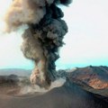 Vulkan na Kurilima se probudio - bljuje pepeo /video/