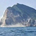 Zemljotres razorio ostrvo, sve se srušilo u more! Isplivao jeziv snimak, gomila kamenja završila u vodi (video)