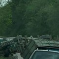 Kabina traktor prevrnuta u kanalu, prikolica na kolovozu: Teška saobraćajka na na putu Sivac - Kljajićevo