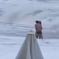 Zagrljeni stoje na plaži, a onda devojku odnosi talas: Zastrašujući snimak, potraga traje tri dana (video)