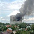 Ljudi iskakali kroz prozore iz zapaljene zgrade Osmoro stradalo u požaru blizu Moskve video)