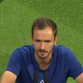 Daniil Medvedev urnebesnim komentarom nasmejao sve na Wimbledonu: Evo u čemu želi da prestigne Djokovića! (VIDEO)