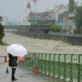 FOTO/VIDEO Neverovatni prizori iz Austrije: Na jednom kraju zemlje katastrofalne poplave, na drugom sneg visine jednog metra