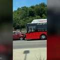 Prešao u suprotnu traku, pa se sudario sa autobusom: Prednji deo auto uništen, saobraćaj usporen u ovom delu grada (video)