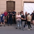 Saznajemo: Koji je član gradskog veća grada Beograda sinoć bio ispred štaba SNS-a u Zaječaru?