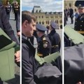 Putinov prvi telohranitelj snimljen kako nosi misteriozno oružje: Pogledajte kakvog je dizajna i za šta služi! (video, foto)