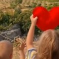 Snimak raznežio region, deca mašu srcem srpskom helikopteru u Crnoj Gori Dečak skače i tapše od sreće (video)