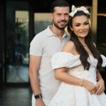 (Video) Pevačica i fudbaler pucaju od sreće: Zagrljeni za ćerkin rođendan, nisu štedeli za gala parti - Tamara Milutinović i…