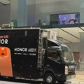 HONOR ismeva iPhone 17 Pro ispred Apple prodavnice