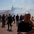 Pendreci, suzavci i hapšenja: Prvi maj na francuski način (video)