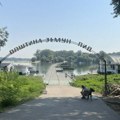 Vetar piri, ptice cvrkuću, a Dunavom - peške: Dok se Beograd danima preznojava na tropskim temperaturama, posetioci Lida se…