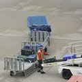 Putnica snimila šta se dešava ispred aviona, pa pobesnela: "Ne želim da dobiju otkaz, ali kako je ovo dozvoljeno?"